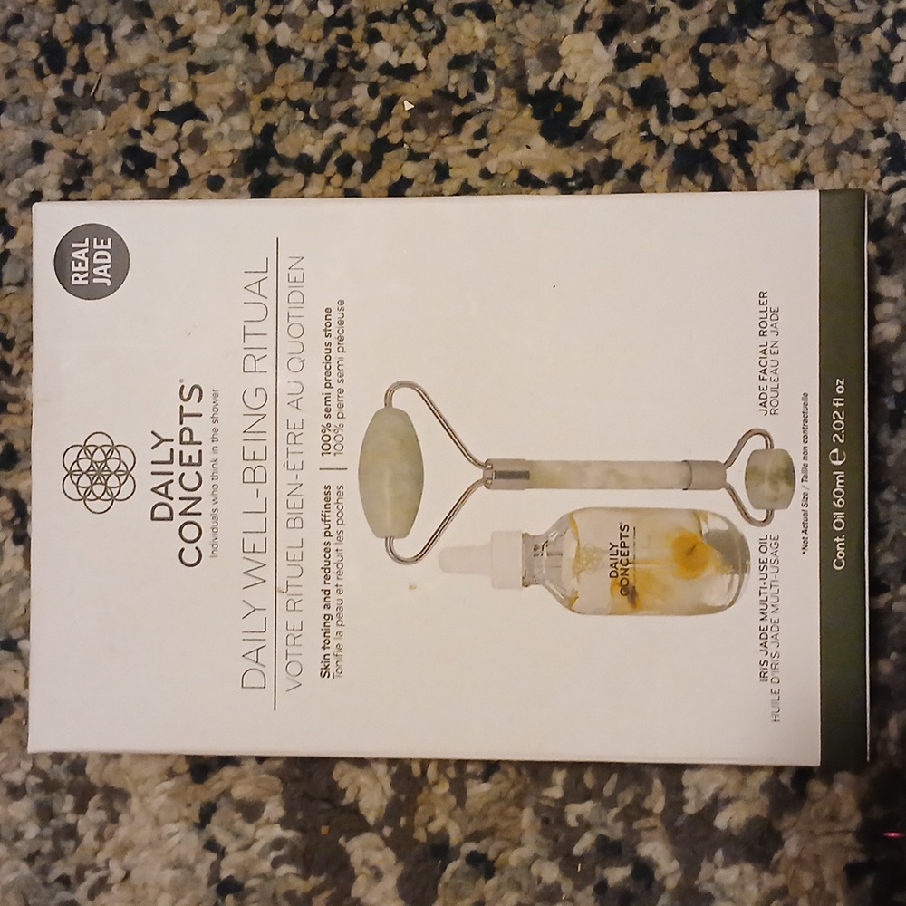 Daily Concepts Jade Roller and Oil Set